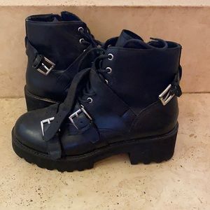 Excellent conditions only worn once. Black combat boots